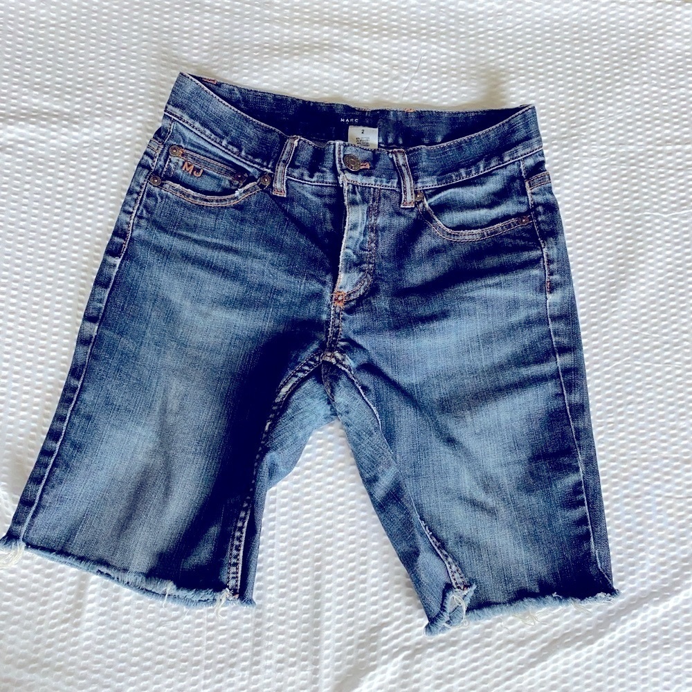 Marc Jacobs Medium Wash Raw Hem Denim Cut-Off Shorts – Size 2